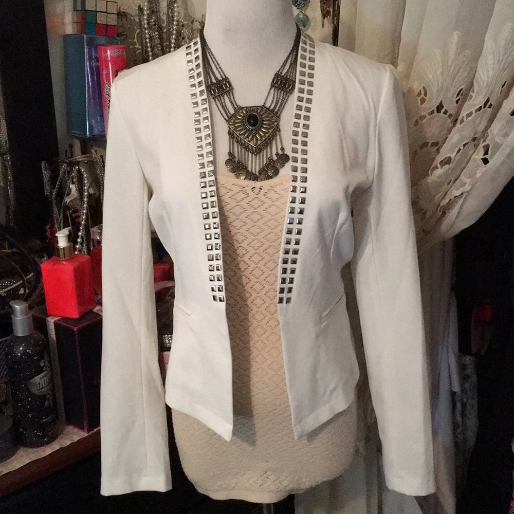 BNWOT WHITE STUDDED BLAZER SZ MEDIUM 🦋